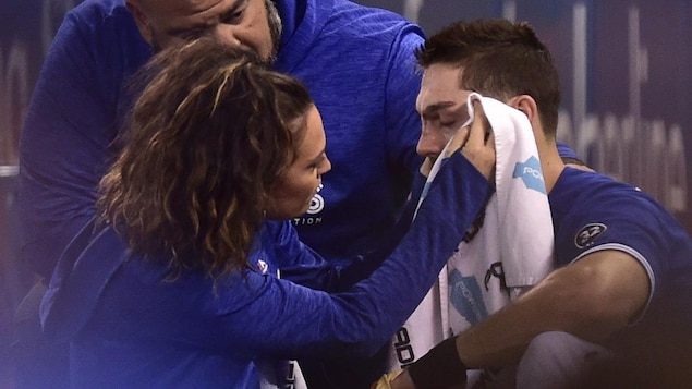 Randal Grichuk reçoit les soins de Nikki Huffman après être entré en collision avec un garde de sécurité. Randal Grichuk reçoit les soins de Nikki Huffman après être entré en collision avec un garde de sécurité.