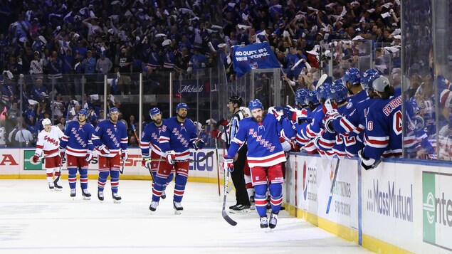 Des joueurs des Rangers de New York patinent en direction du banc.