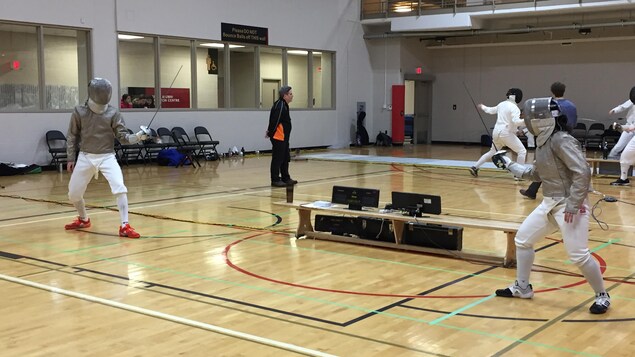 En garde! Raphaël Bradleyaffronte une adversaire lors du Tournoi par équipe Alfred Knapp à Fredericton. En garde! Raphaël Bradleyaffronte une adversaire lors du Tournoi par équipe Alfred Knapp à Fredericton.