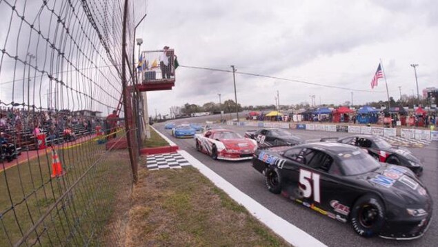 Raphaël Lessard (Toyota Camry no 51) sur la piste de Nashville pour la 34e édition de l'épreuve All American 400 Raphaël Lessard (Toyota Camry no 51) sur la piste de Nashville pour la 34e édition de l'épreuve All American 400