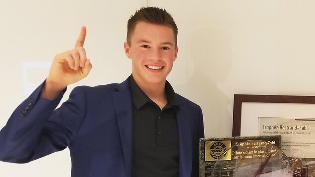 Raphaël Lessard reçoit le trophée Bertrand-Fabi. Raphaël Lessard reçoit le trophée Bertrand-Fabi.