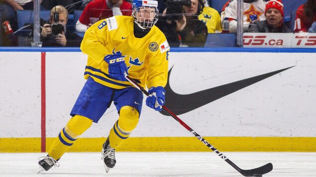 Rasmus Dahlin manie la rondelle lors d'un match de la Suède au Championnat du monde de hockey junior, à Buffalo. Rasmus Dahlin manie la rondelle lors d'un match de la Suède au Championnat du monde de hockey junior, à Buffalo.