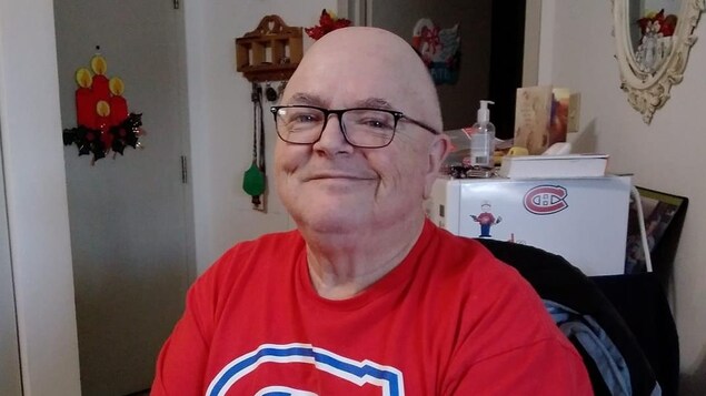 Homme chauve souriant.