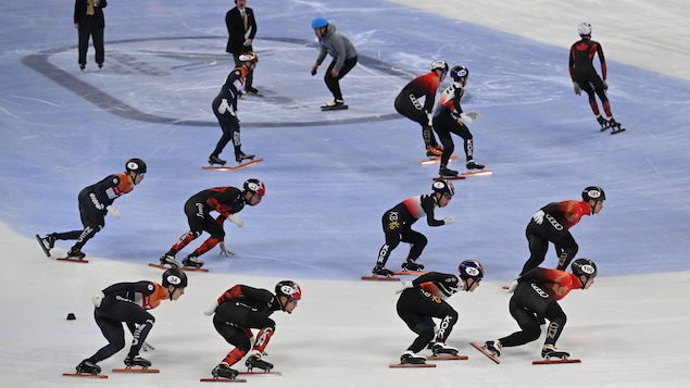 Les patineurs patinent lors du relais 5000 m.