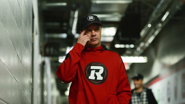 L'entraîneur-chef du Rouge et Noir, Rick Campbell, marche dans un couloir de la Place TD L'entraîneur-chef du Rouge et Noir, Rick Campbell, marche dans un couloir de la Place TD