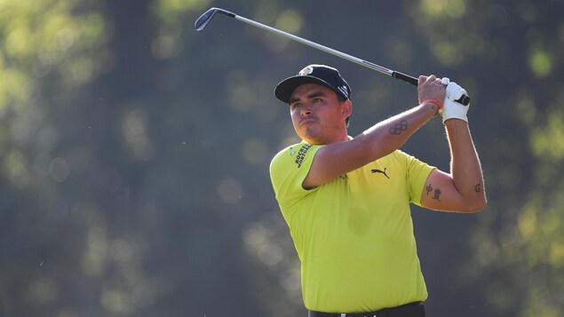 Rickie Fowler suit sa balle des yeux après un coup de fer. Rickie Fowler suit sa balle des yeux après un coup de fer.