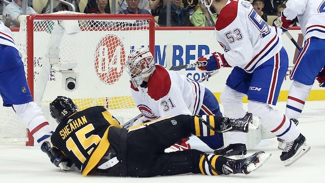 Le joueur des Penguins Riley Sheahan (no 15) marque contre le Canadien. Le joueur des Penguins Riley Sheahan (no 15) marque contre le Canadien.