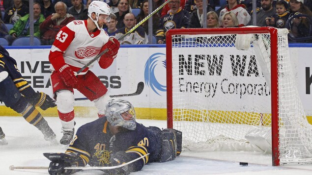 Robin Lehner, accorde un but à Darren Helm des Red Wings de Detroit, le 29 mars 2018 Robin Lehner, accorde un but à Darren Helm des Red Wings de Detroit, le 29 mars 2018