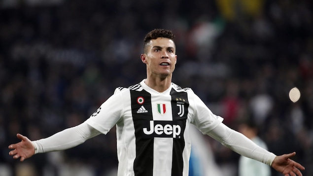 Cristiano Ronaldo célèbre après un but.