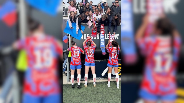 Des joueuses des Roses signent des autographes.
