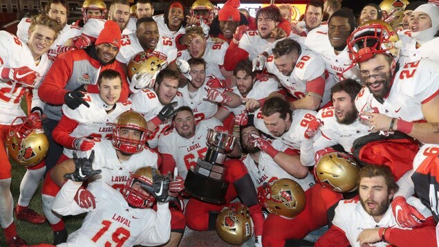 Les joueurs du Rouge et Or de l'Université Laval célèbrent leur victoire à la Coupe Mitchell.