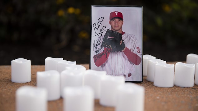 Des chandelles sont placées à l'extérieur du Citizens Bank Park à Philadelphie en mémoire au lanceur Roy Halladay. Des chandelles sont placées à l'extérieur du Citizens Bank Park à Philadelphie en mémoire au lanceur Roy Halladay.