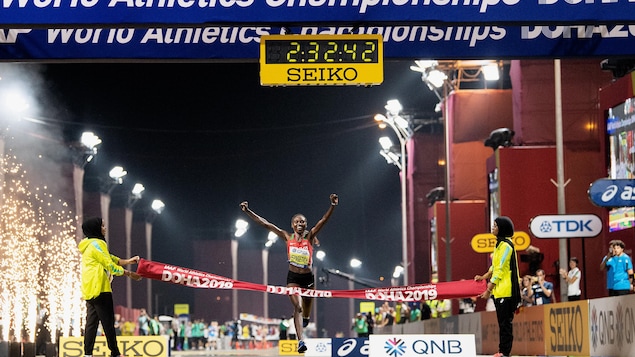 Il franchit le fil d'arrivée, bras dans les airs, du marathon des Championnats du monde.