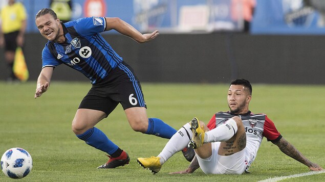 Samuel Piette, en perte d'équilibre, dispute le ballon à Luciano Acosta, du D.C. United. Samuel Piette, en perte d'équilibre, dispute le ballon à Luciano Acosta, du D.C. United.
