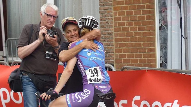 Le président de SAS-Mageco Gérard Penarroya félicite la cycliste Adriane Provost Le président de SAS-Mageco Gérard Penarroya félicite la cycliste Adriane Provost