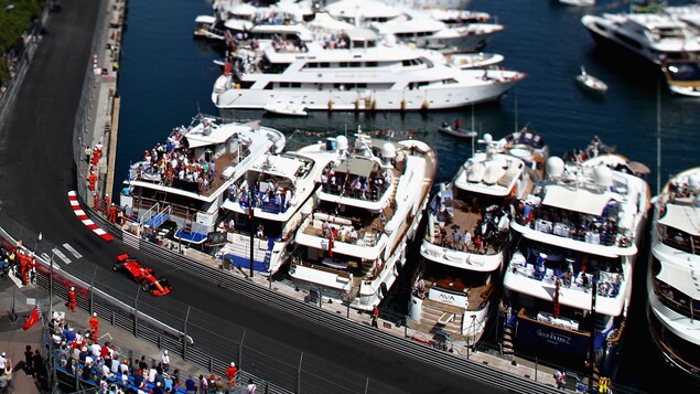Sebastian Vettel roule près des bateaux amarrés sur le circuit urbain de Monte-Carlo. Sebastian Vettel roule près des bateaux amarrés sur le circuit urbain de Monte-Carlo.