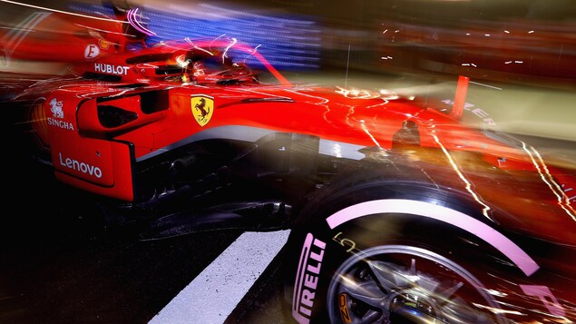 Sebastian Vettel sort du garage Ferrari à Singapour. Sebastian Vettel sort du garage Ferrari à Singapour.