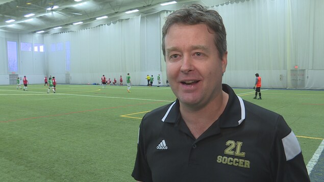 Le président de la Ligue de soccer 2L, Sébastien Loiselle, en entrevue à Radio-Canada Le président de la Ligue de soccer 2L, Sébastien Loiselle, en entrevue à Radio-Canada