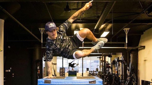 Il saute par dessus des obstacles.