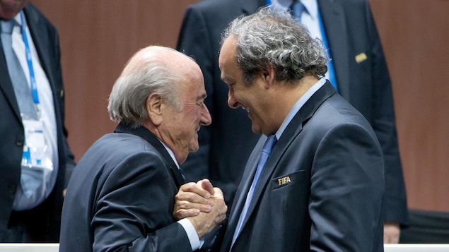 Michel Platini et Joseph Blatter accusés de fraude en Suisse