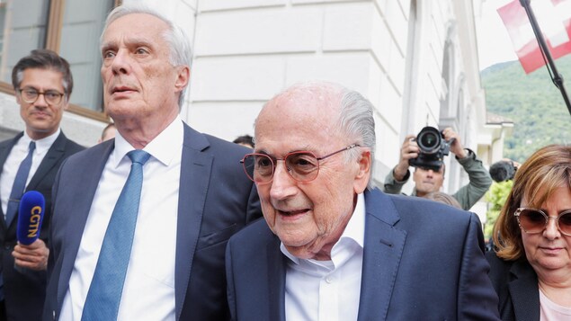 FIFA : un an et huit mois de prison avec sursis requis contre Platini et Blatter