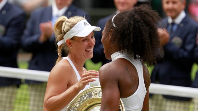 Angelique Kerber félicite Serena Williams pour sa victoire en 2016. Angelique Kerber félicite Serena Williams pour sa victoire en 2016.