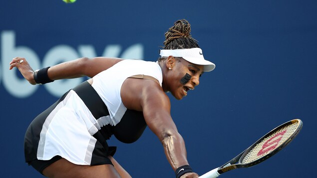 Serena Williams en action au deuxième tour de l'Omnium Banque Nationale à Toronto. 