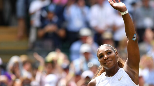 Serena Williams salue la foule après une victoire à Wimbledon il y a quelques années.