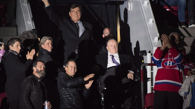 L'ex-directeur général du Canadien Serge Savard est apparu aux côtés de l'ex-entraîneur Jacques Demers lors des cérémonies soulignant le 25e anniversaire de la dernière conquête montréalaise de la Coupe Stanley. L'ex-directeur général du Canadien Serge Savard est apparu aux côtés de l'ex-entraîneur Jacques Demers lors des cérémonies soulignant le 25e anniversaire de la dernière conquête montréalaise de la Coupe Stanley.