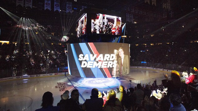 Une image de l'ex-directeur général du Canadien Serge Savard était projetée au centre de la glace du Centre Bell lors des cérémonies qui précédaient le match d'ouverture locale du Canadien de Montréal. Une image de l'ex-directeur général du Canadien Serge Savard était projetée au centre de la glace du Centre Bell lors des cérémonies qui précédaient le match d'ouverture locale du Canadien de Montréal.