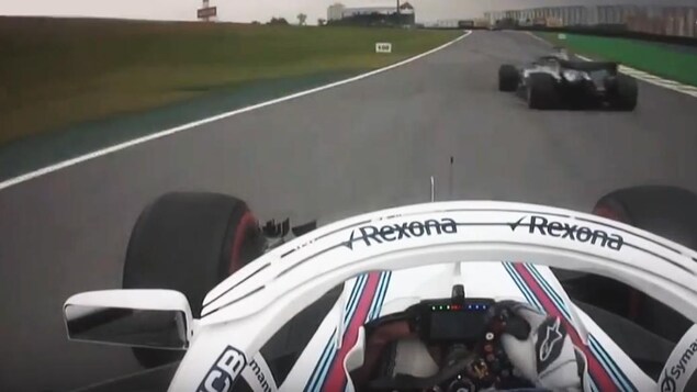 Sergey Sirotkin doit éviter Lewis Hamilton, qui se déporte sur sa gauche pour lui laisser la trajectoire de course. Sergey Sirotkin doit éviter Lewis Hamilton, qui se déporte sur sa gauche pour lui laisser la trajectoire de course.