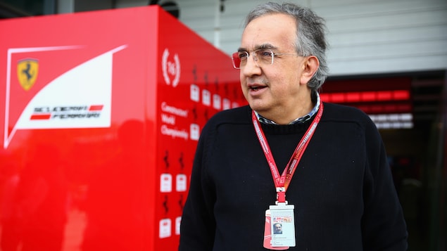 Sergio Marchionne devant le garage de l'équipe Ferrari en 2016. Sergio Marchionne devant le garage de l'équipe Ferrari en 2016.