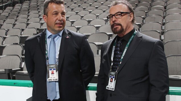 Les deux hommes en discussion lors du repêchage de la Ligue nationale