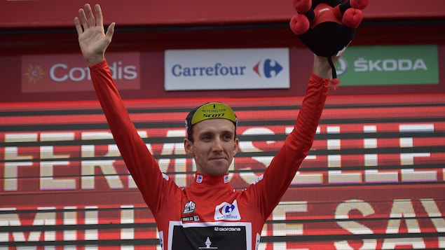 Simon Yates arbore le maillot rouge de meneur au Tour d'Espagne Simon Yates arbore le maillot rouge de meneur au Tour d'Espagne