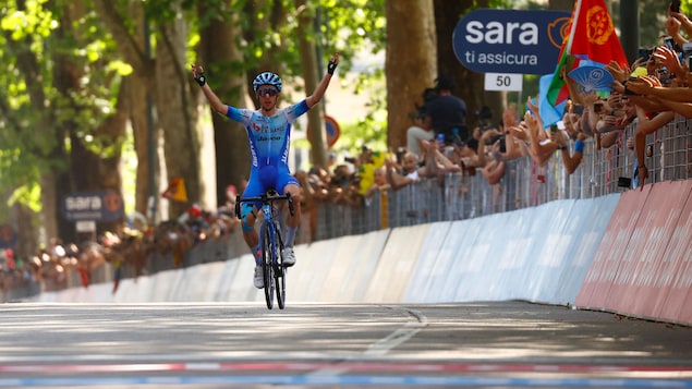 Simon Yates winner, Carapaz in pink after the 14th stage of the Giro