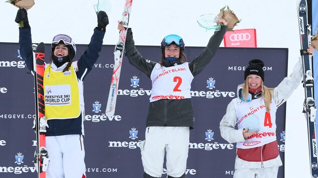 La Canadienne Justine Dufour-Lapointe (à droite) célèbre sa 3e place à l'épreuve de bosses parallèles de Megève, en France, avec l'Américaine Jaelin Kauf (1re, au centre) et la Française Perrin Laffont (2e). La Canadienne Justine Dufour-Lapointe (à droite) célèbre sa 3e place à l'épreuve de bosses parallèles de Megève, en France, avec l'Américaine Jaelin Kauf (1re, au centre) et la Française Perrin Laffont (2e).