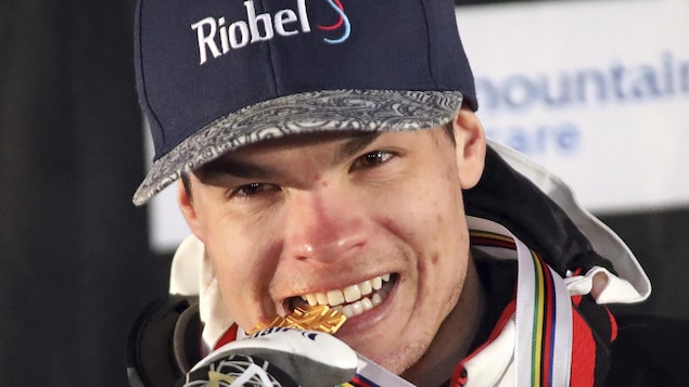 Mikaël Kingsbury prend la pose avec sa médaille d'or aux mondiaux de ski acrobatique.