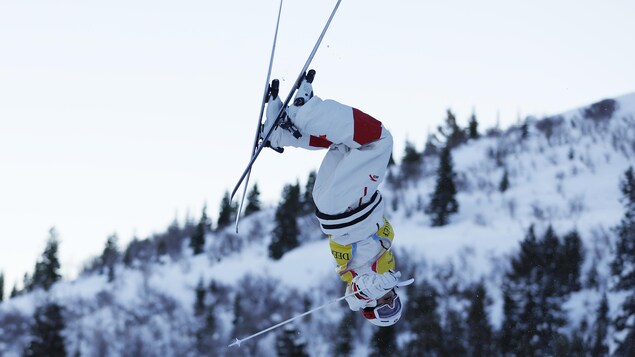 Mikaël Kingsbury triomphe à Almaty et remporte le globe en duel