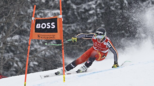 Une skieur dévale une pente à haute vitesse.