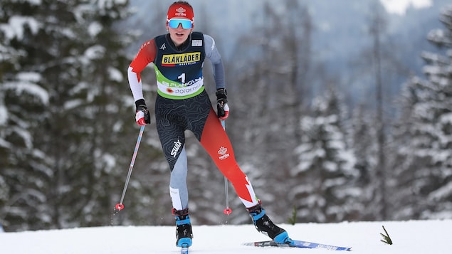 Liliane Gagnon en pleine motion vers l'avant lors d'une course de ski de fond.
