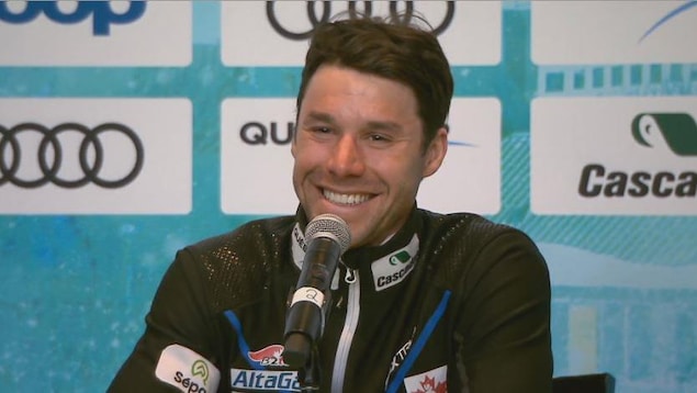 Alex Harvey sourit en conférence de presse après sa dernière course, à Québec.