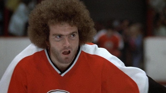Le personnage d'Ogie Ogilthorpe dans Slap Shot, joué par Ned Dowd et inspiré de Bill « Goldie » Goldthorpe. Le personnage d'Ogie Ogilthorpe dans Slap Shot, joué par Ned Dowd et inspiré de Bill « Goldie » Goldthorpe.