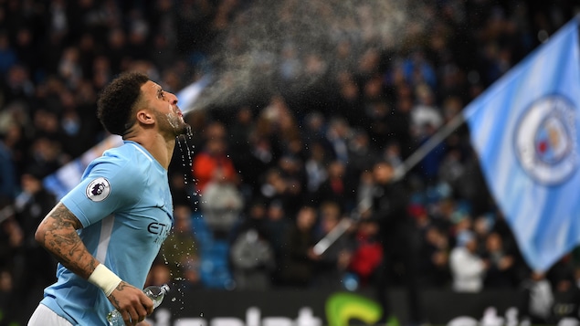 Un joueur de soccer crache en l'air.