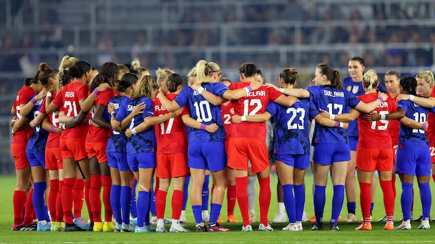 Elles se prennent mutuellement par l'épaule, en cercle.