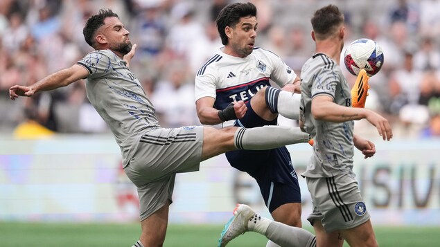 Rudy Camacho tente d'enlever le ballon à Brian White.