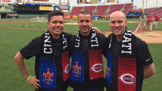 L'entraîneur-chef du FC Cincinnati Yoann Damet (au centre)