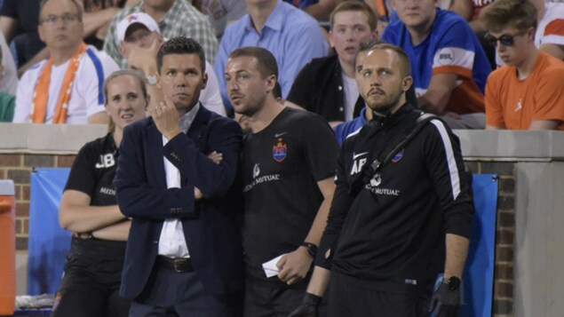 L'entraîneur-adjoint du FC Cincinnati Yoann Damet (deuxième à partir de la droite) est un ancien de l'académie de l'Impact de Montréal.