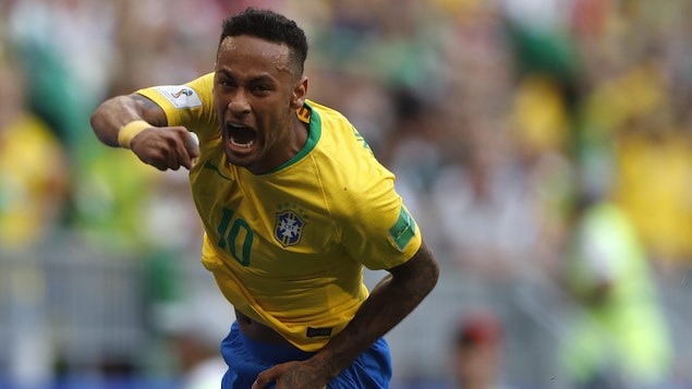 Le Brésilien Neymar célèbre son but contre le Mexique en huitièmes de finale de la Coupe du monde de soccer.