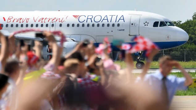 Les supporteurs croates accueillent l'avion de l'équipe nationale croate à son retour de Russie. Les supporteurs croates accueillent l'avion de l'équipe nationale croate à son retour de Russie.