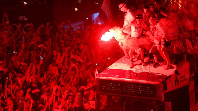 Les joueurs de l'équipe nationale croate défilent en autobus parmi la foule à Zagreb. Les joueurs de l'équipe nationale croate défilent en autobus parmi la foule à Zagreb.